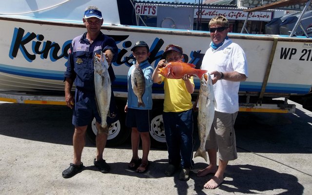  Heel links: Skipper D. P. Burger met ‘n ordentlike geelbek, en dan sy seun, Divan met ‘n hottie. Langs hom staan Arristof Dahl wat sy roman vashou en dan sy pa, Erik, met ‘n mooi geelbek.  Hulle is Saterdag met King Fisher in wilde water uit en is met hierdie visse beloon.